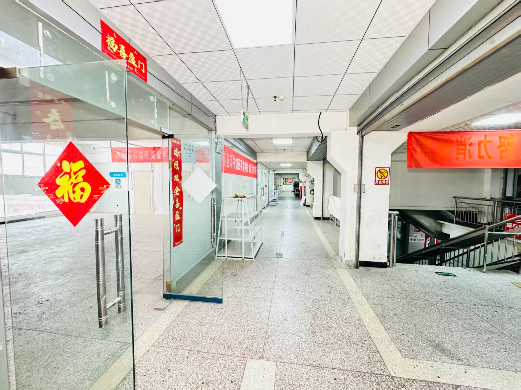 盛唐至尊灵活办公空间，满足企业不同发展阶段需求 ✨ 商业配套完善，助力企业快速成长 ✨ AI产业资源链接，共建创新生态 ✨ 办公、展示、运营一体化空间  现在入驻，抢占AI产业发展新赛道！_COPY