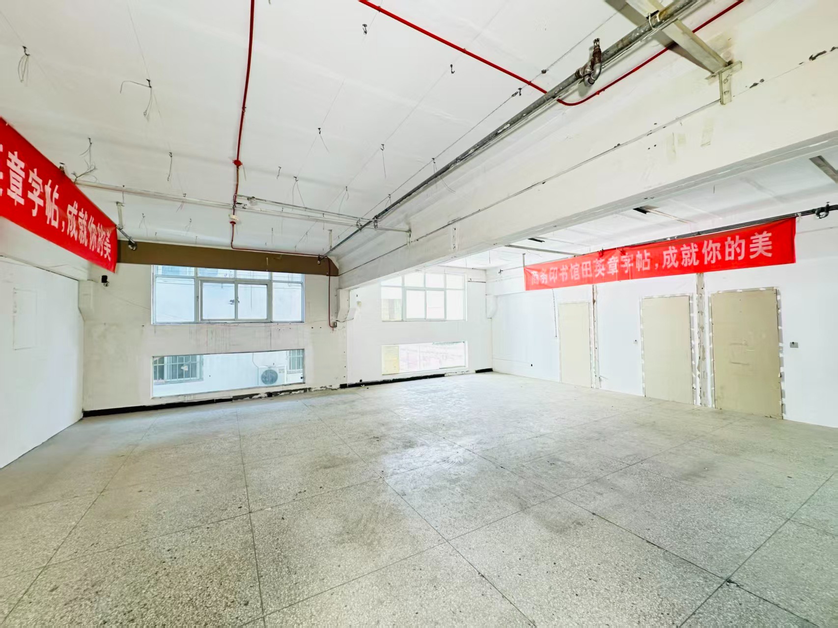 盛唐至尊重点吸引人工智能应用、数字经济、电商直播、智能制造服务、软件开发、科技创新企业及创业团队入驻